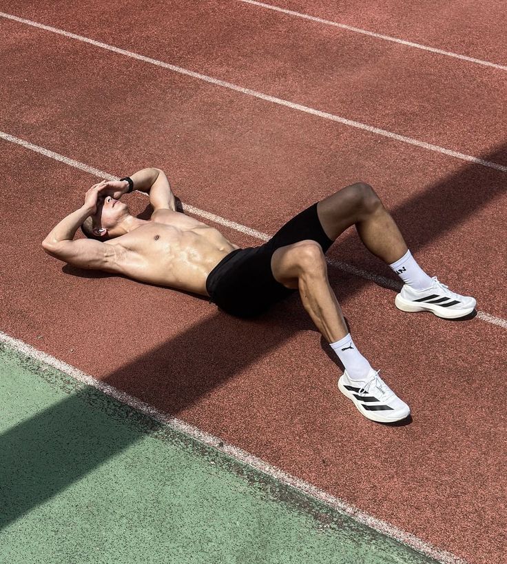 Schlafmangel & Muskelabbau: Wie Kurzschlaf Testosteron, Insulinsensitivität und Appetit zerstört (6 Studien analysiert)