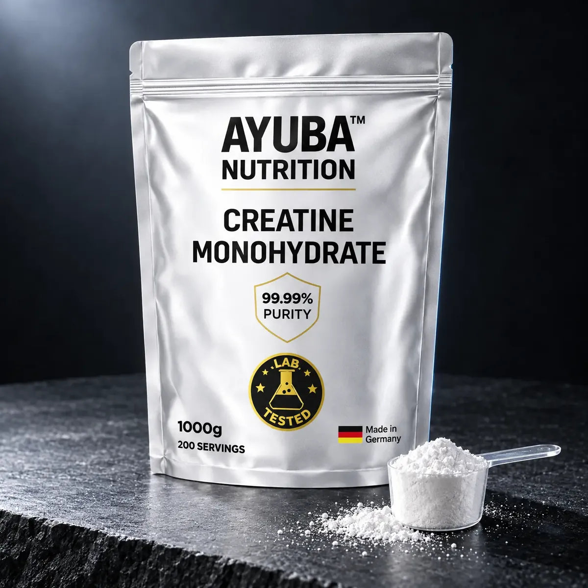 Creatine Monohydrate 1000 g auf dunklem Stein mit Messlöffel